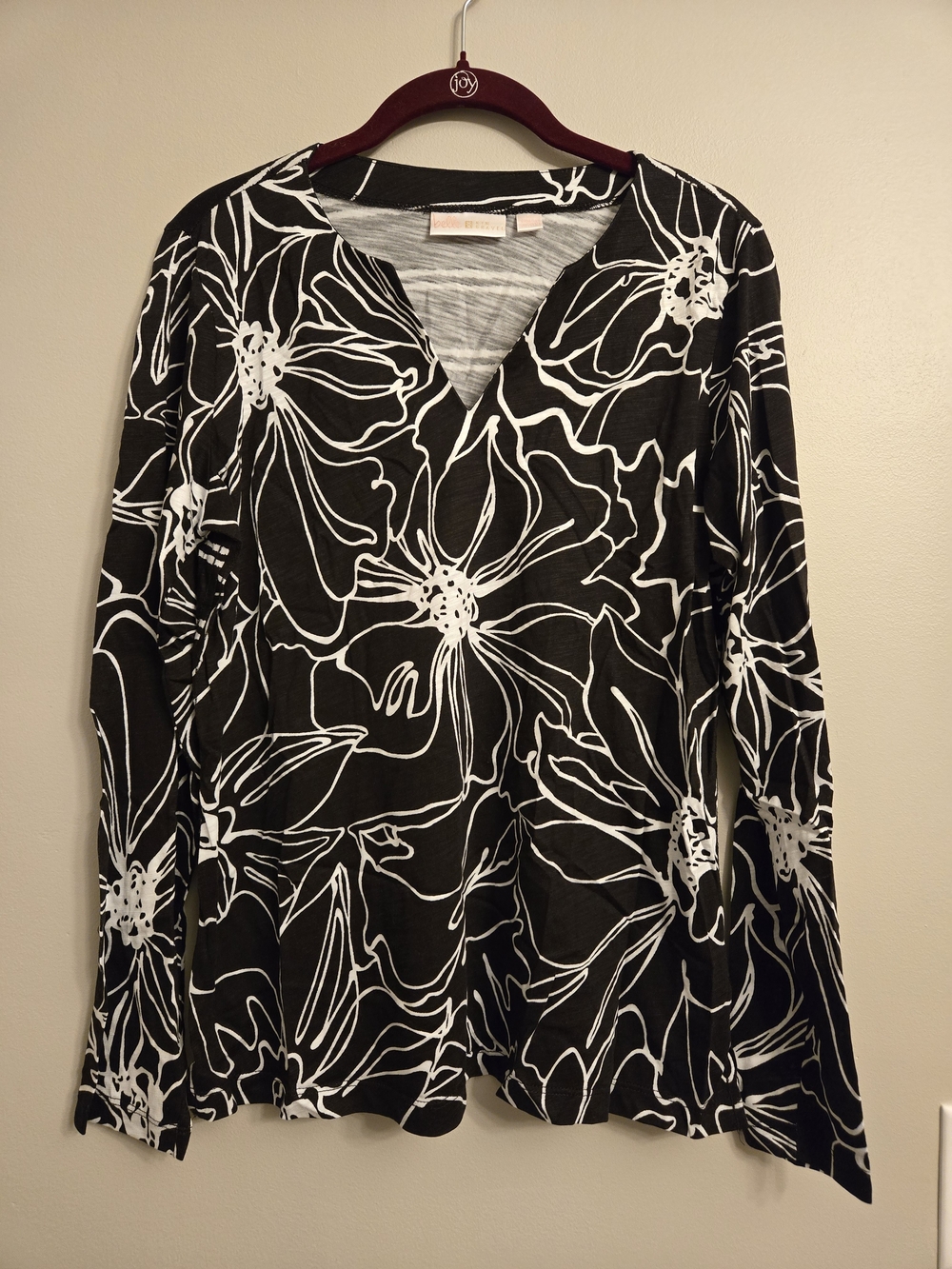 Belle by Kim Gravel Black & White Floral V-Neck Long Sleeve Top